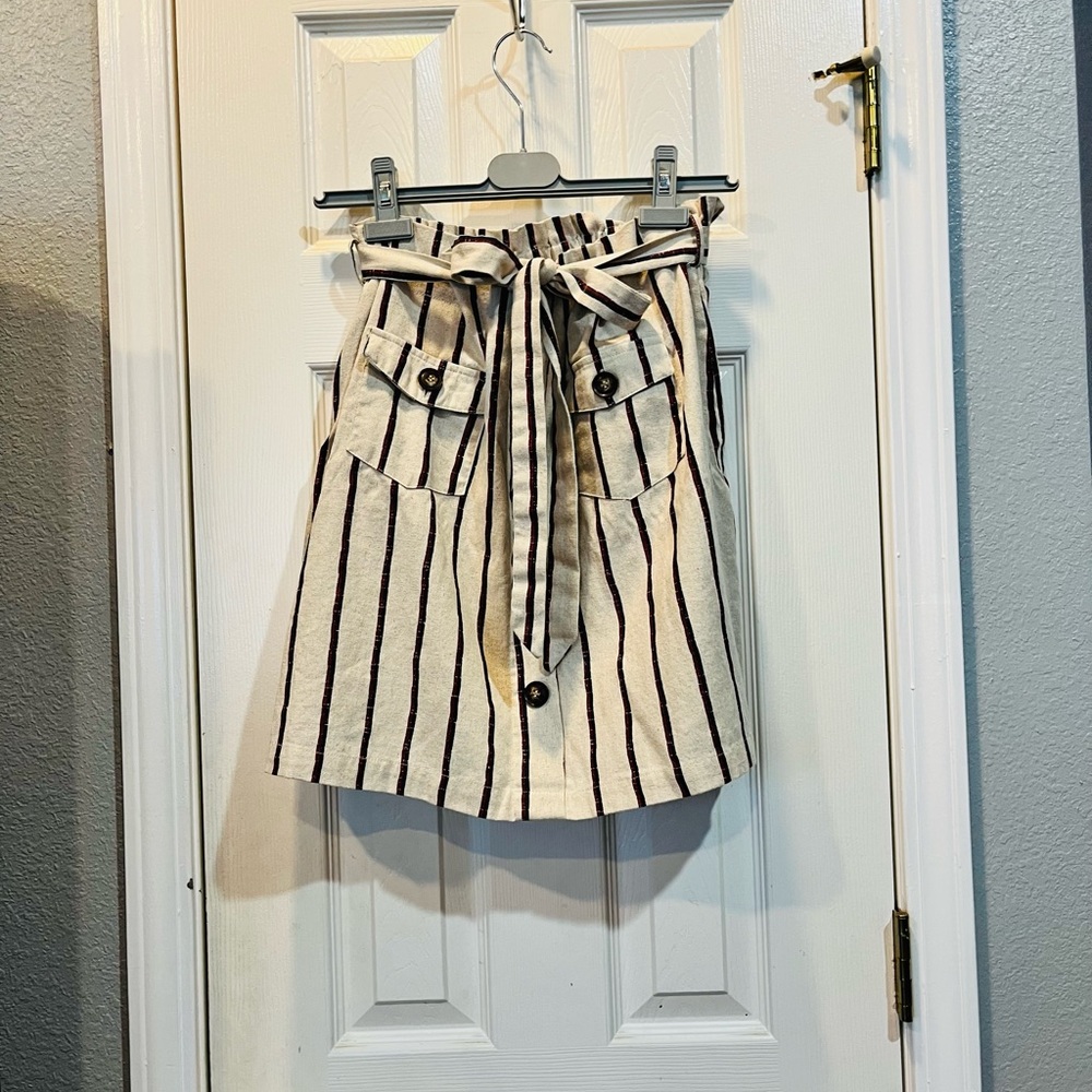 Day to Day beige striped skirt. Lined and excellent condition. Size Junior L